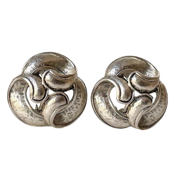 1970s Oscar de la Renta Aged Silver Curved Swirl Knot Swirl Clip On Earrings - Picture 3 of 3